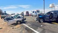 Una persona fallecida y cuatro lesionadas fue el saldo del choque frontal entre dos vehículos en la carretera Guanajuato-Juventino Rosas este martes.