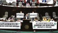 Diputados de Movimiento Ciudadano desplegaron mantas en la tribuna de San Lázaro, durante la discusión de la legalización de cannabis, ayer.