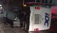 El autobús volcó luego de que el conductor perdiera el control de la unidad al intentar incorporarse a una desviación en la autopista México-Puebla.