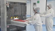 Laboratorios en Ocoyoacac, Edomex, envasan dosis de la vacuna, el 22 de febrero.