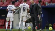 Jugadores del Real Madrid con el entrenador Zinedine Zidane el pasado 13 de marzo durante el juego ante el Elche en LaLiga.