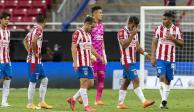 Jugadores de Chivas, al terminar un partido de la Liga MX
