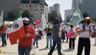 Integrantes del Frente Nacional Anti AMLO (FRENAAA) marchan sobre Paseo de la Reforma