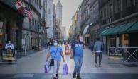 Pareja pasea por la avenida Madero, el pasado domingo.