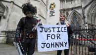 Personas manifiestan su apoyo a Johnny Depp frente a la Corte de Londres.