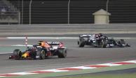 El monoplaza de Max Verstappen delante del de Lewis Hamilton en el Gran Premio de Bahréin.