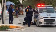 Policías de Tulum someten a mujer salvadoreña.