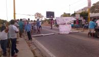 Pescadores de Marquelia, Guerrero, mantienen bloqueada la carretera Acapulco-Pinotepa.