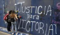 Jóvenes colocan flores en el muro perimetral de las oficinas del estado de Quintana Roo con grafitis que dicen "Justicia para Victoria", durante una protesta en CDMX, el 29 de marzo.