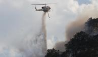 Helicóptero de la Conagua sofoca las llamas en Sierra de Santiago, NL.