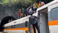 Rescatistas de Taiwán ayudan a sobrevivientes del choque entre un tren y un camión.