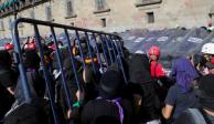 Mujeres quitan valla para intentar pasar a Palacio Nacional.