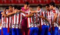 Jugadores de Chivas previo a uno de sus partidos en el Torneo Guard1anes 2021 de la Liga MX.