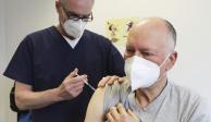 En Alemania, país que frenó su uso por segunda vez en un mes, un enfermero aplica la dosis a un hombre mayor de 60 años, ayer.