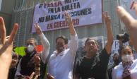 Se plantan Mario Delgado, Félix Salgado, Raúl Morón y militantes afuera del tribunal en protesta por retiro de candidaturas de aspirantes a gubernaturas de Guerrero y Michoacán.