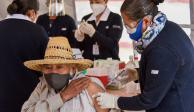 Vacunan a una persona proveniente de la zona indígena de Temoaya, en el Estado de México