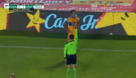 Carlos Salcedo al momento de su expulsión en el duelo entre Tigres y América.