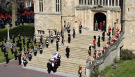 El féretro con los restos del príncipe Felipe de Edimburgo llegan a la capilla de San Jorge, en el castillo de Windsor.