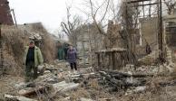 Ucranianos denuncian los daños provocados por combates en Donetsk, el pasado 9 de abril.