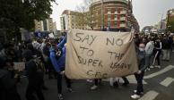 Aficionados del Chelsea protestan a las afueras de Stamford Bridge, ayer, en Londres.