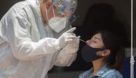 Una mujer se realiza la prueba para detectar el contagio de COVID-19&nbsp;en un Mega Quisco en la alcaldía de Cuauhtémoc, en la CDMX.