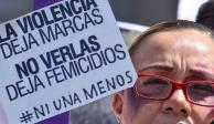 La violencia deja marcas... no verlas deja feminicidios, consigna una mujer en un papel durante protesta feminista