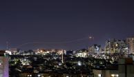 Militantes palestinos en la Franja de Gaza lanzaron decenas de cohetes contra Israel el sábado provocando ataques aéreos de represalia.