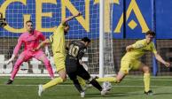 Una acción del partido entre Villarreal y Barcelona de LaLiga de España