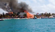Incendio en Isla Mujeres devora al menos 10 locales de la zona restaurantera