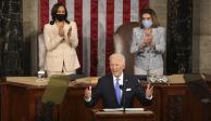El mandatario Joe Biden emite su primer discurso en el Congreso ante la vicepresidente Kamala Harris (izq.) y la líder de la Cámara de Representantes, Nancy Pelosi, ayer.