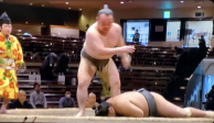 Momento en el que el luchador japonés Hibikiryu cae tendido en el suelo.