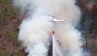 En la imagen, un helicóptero en labores de combate a incendios forestales
