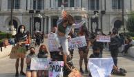 Alumnas de la Academia de la Danza Mexicana protestaron el pasado 23 de abril en las inmediaciones del Palacio de Bellas Artes. Exigieron no más violencia en las aulas.