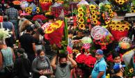 Cientos de personas llegaron al Mercado Jamaica, en la Alcaldía Venustiano Carranza, para realizar sus compras del Día de las Madres a celebrarse este próximo 10 de mayo