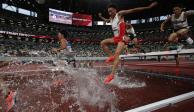 Atletas japoneses compiten en los 3 mil metros con obstáculos