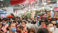 Cientos de compradores en el mercado de Jamaica, este 10 de mayo.
