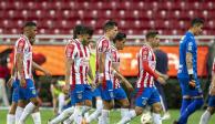 Futbolistas de Chivas se lamentan tras una derrota del equipo en el Guard1anes 2021.