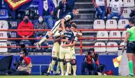 Jugadores del América celebran una anotación en la Liga MX