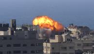 Un cohete israelí impacta en un edificio en la ciudad de Gaza, ayer.