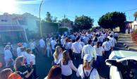 Acompañando la carroza con los restos mortales de Abel Murrieta, cientos de personas realizaron una “Marcha por la paz” en calles de Cajeme, ayer.
