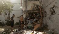 Pobladores afectados observan las condiciones en que quedan las viviendas en Ashdod, 
Israel, tras un nuevo bombardeo, ayer.