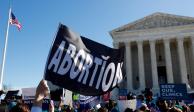 Decenas de mujeres y activistas en favor del aborto protestan frente a la Corte, ayer.