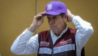 Tomás Saucedo, exaspirante del Verde al gobierno de Sinaloa, se coloca un chaleco de Morena y una gorra del PAS para respaldar a Rubén Rocha Moya, ayer.