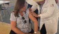 La secretaria de Energía, Rocío Nahle, fue vacunada contra el Covid-19 en el estado de Veracruz.