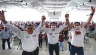 Mario Delgado con candidatos de Torreón durante un acto de campaña, ayer.