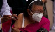 Una habitante de Mexicali recibe la vacuna contra COVID-19.