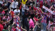 Aficionados del Atlético de Madrid festejan después del título de liga conseguido por el club este sábado 22 de mayo.