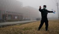Un agente de seguridad bloquea el acceso al Instituto de Virología de Wuhan, 
China, en imagen de archivo.