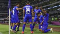 Jugadores de Cruz Azul festejan una anotación contra Toluca en los cuartos de final del Guard1anes 2021.