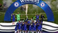 Jugadores del Chelsea celebran con el trofeo de la Champions League tras derrotar al Manchester City.